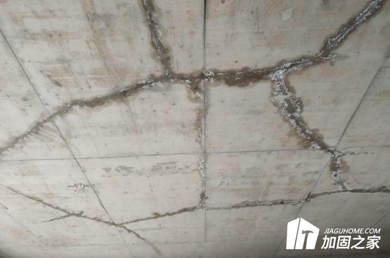 水泥樓板裂縫為什么會開裂?怎么修補(bǔ)?