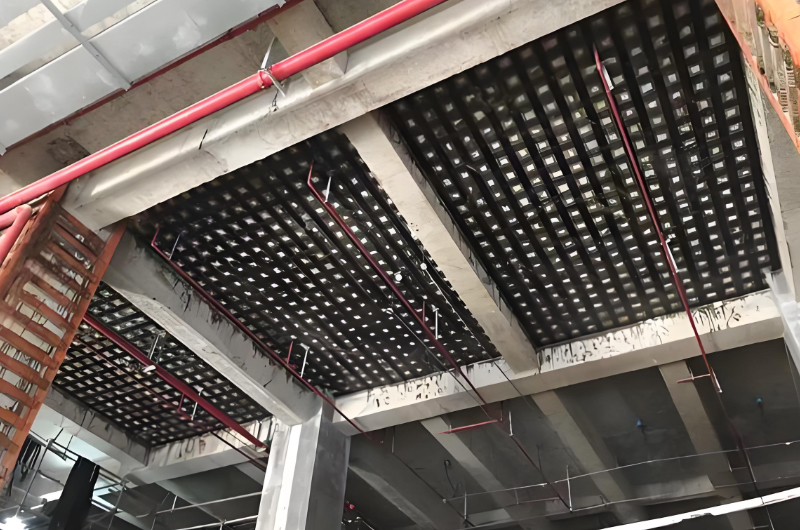 樓板粘貼纖維復(fù)合材加固法